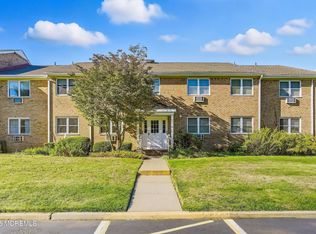 40 Manchester Ct APT E, Freehold, NJ 07728