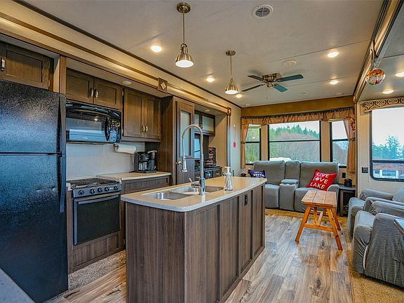 3rd image of 1185 2nd Ave