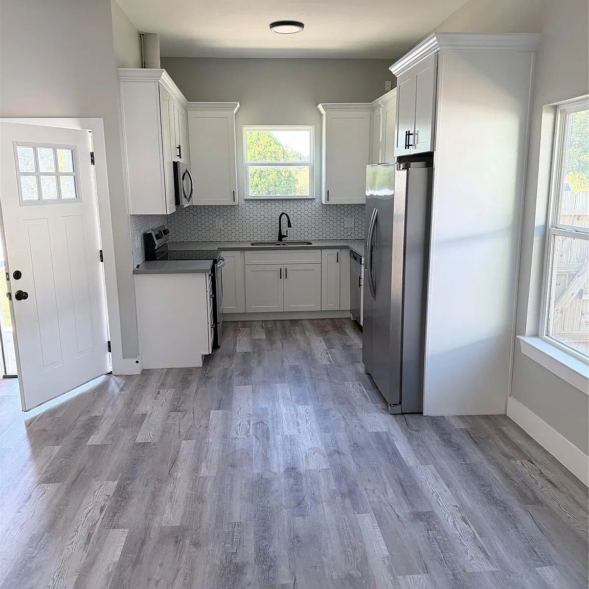 3 bed, 2.0 bath, 2360 sqft, $1,790 — Photo 3