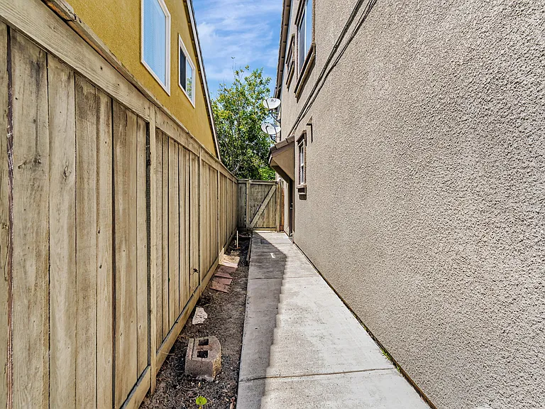 118 Copper Beech Gln — Photo 35