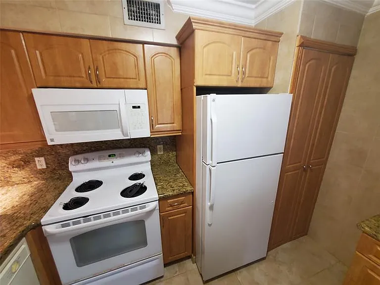 1046 Coral Club Dr — Photo 7