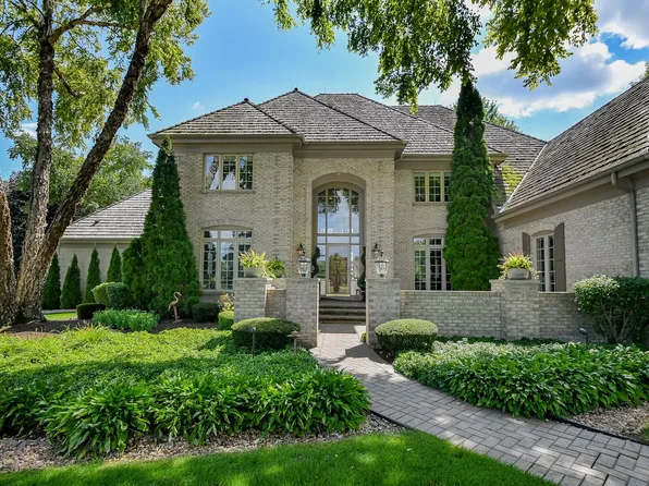 38W601 Clubhouse Dr, St Charles, IL 60175