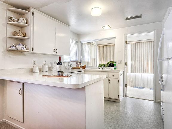 4th image of 11 Meadowgreen Court