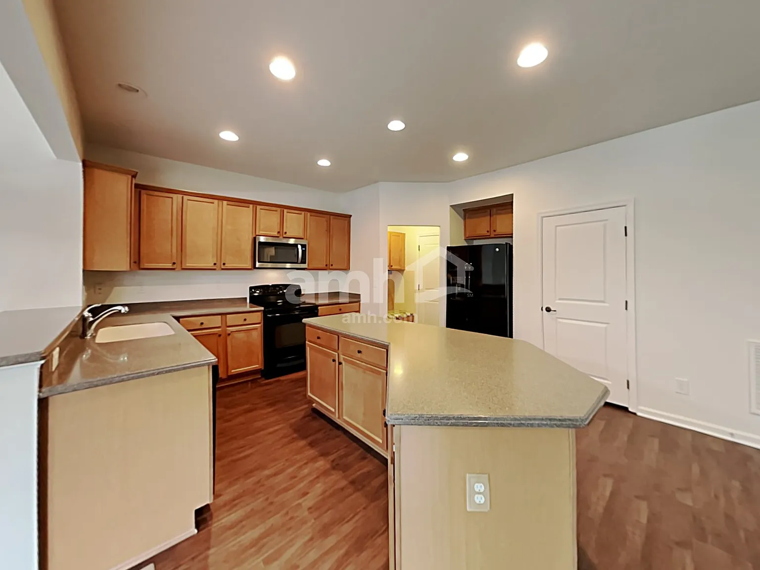 5 bed, 3.5 bath, 3294 sqft, $2,960 — Photo 3