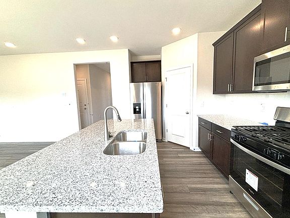 5th image of 932 Crow Branch Dr