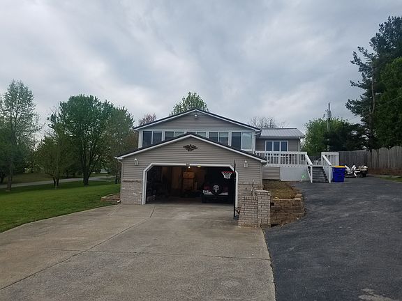 Garage/Driveway 