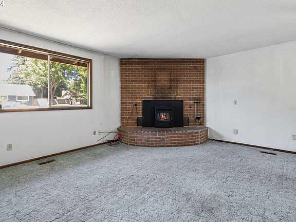 5th image of 676 SE 35th Ave