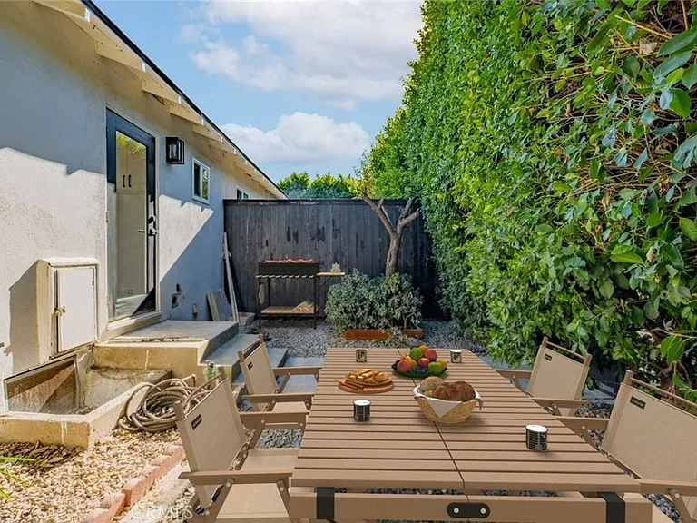 14418 Martha St — Photo 12