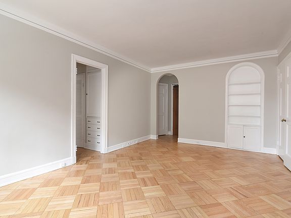 3rd image of 2052 N Lincoln Park W APT 304