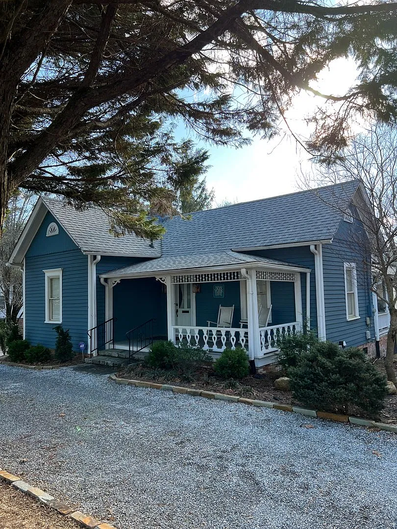 Beautiful commerical office space in the Historic district of Flat Rock!! — Photo 1