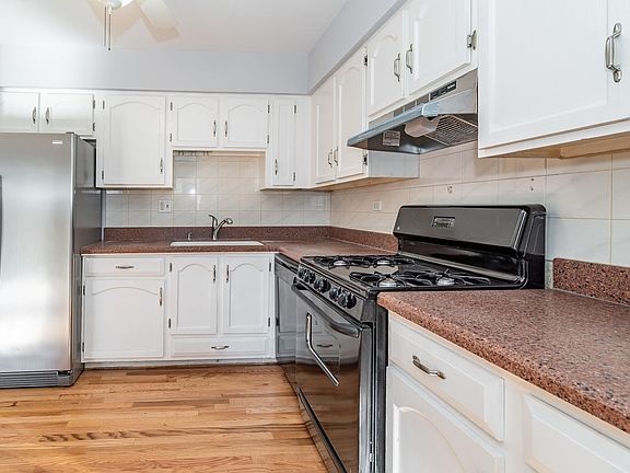 4th image of 814 Bishop Ct