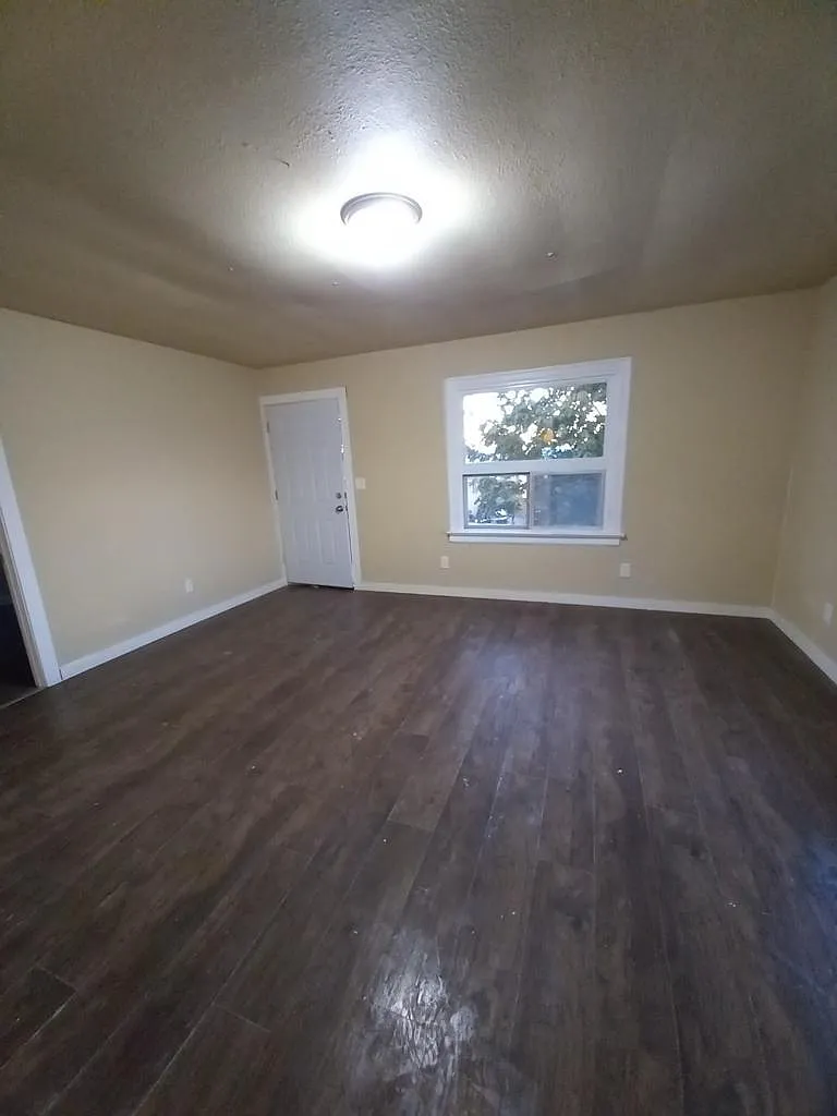 Living Room - 2911 E K St