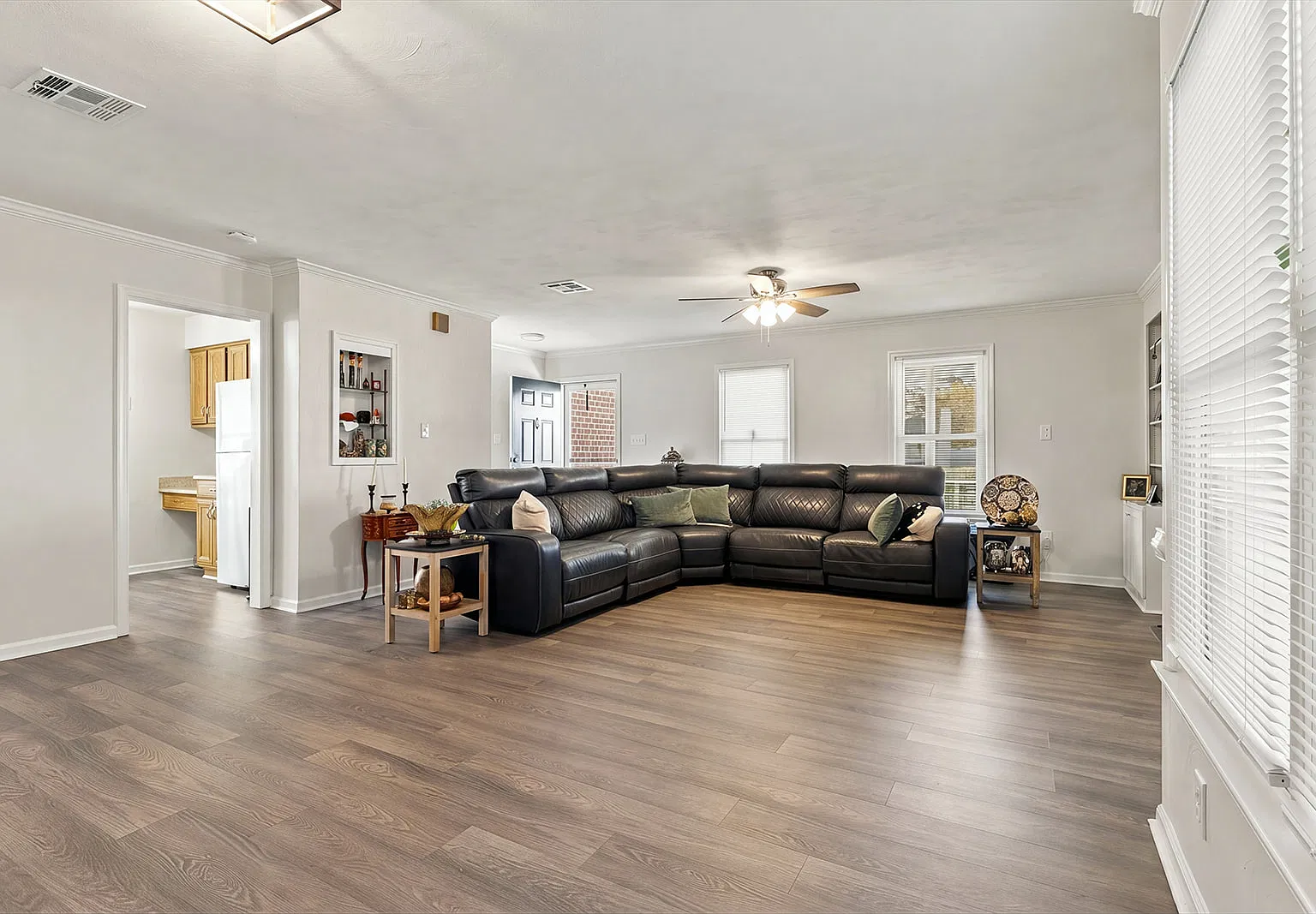 3 bed, 1383 sqft, $2,600 — Photo 4