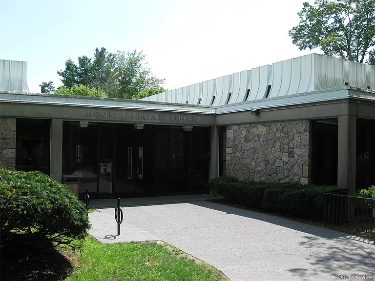 8 Foxwood Dr #4 — Photo 36
