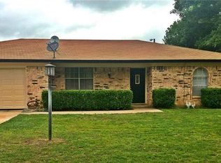 135 Oak Ln, Burleson, TX 76028
