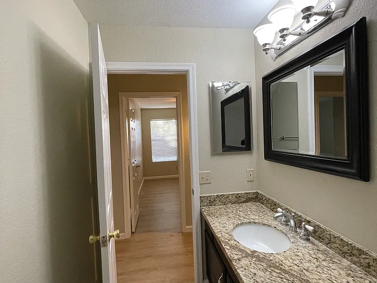 742 N Slate St — Photo 24