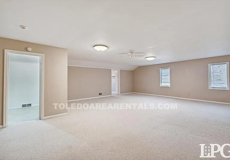 3835 Hillandale Rd E — Photo 37