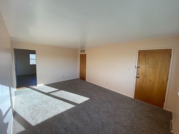 3rd image of 1609 Sheffield Ave #2N