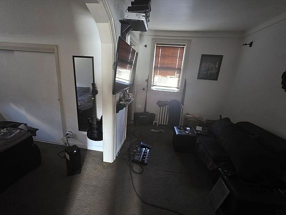 5th image of 185 Lake Dr N