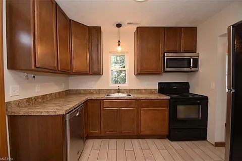 2nd image of 825 Robinson Ave