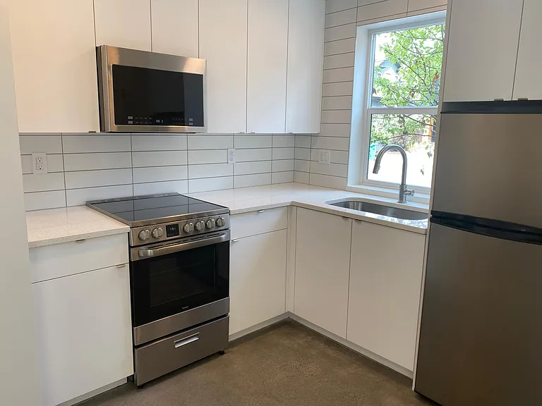 82 NE Shaver St #B — Photo 4