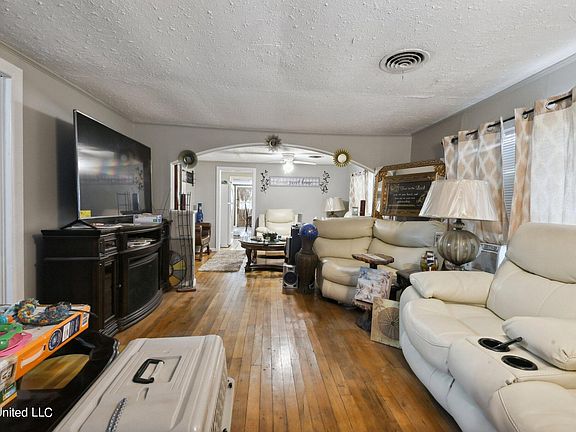 4th image of 1047 Camp Ave