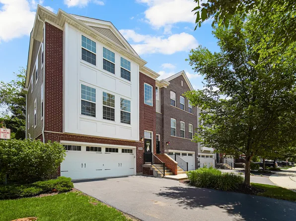 2500 Huntleigh Ln, Woodridge, IL 60517