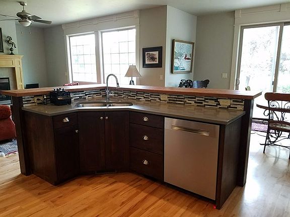 Kitchen w/ granit counters