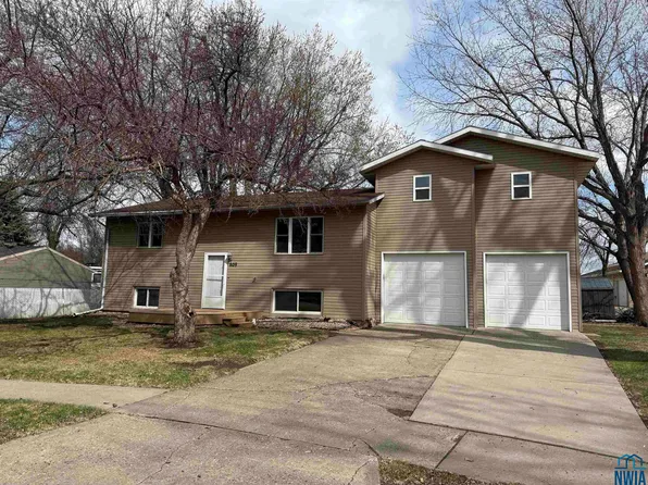 809 Carleton Cir, Vermillion, SD 57069
