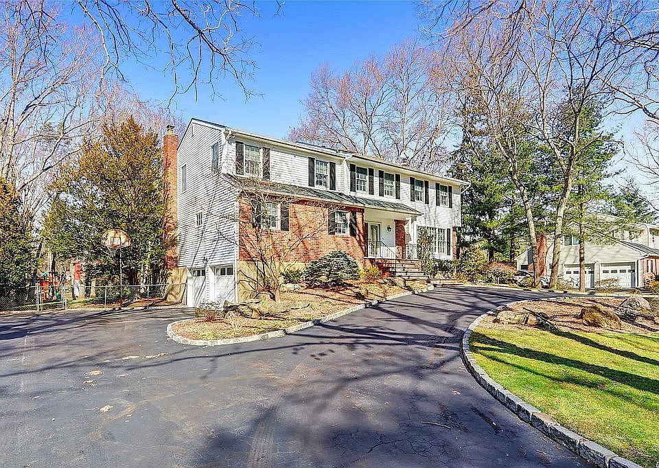 2nd image of 82 McCulloch Dr