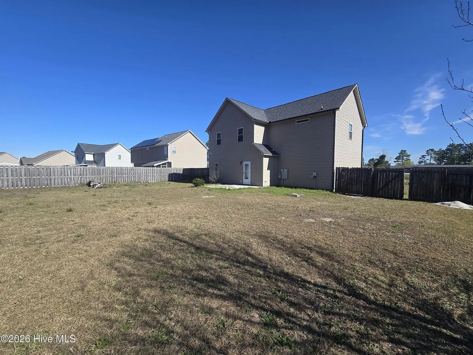 4 bed, 2.5 bath, 1975 sqft, $2,100 — Photo 3