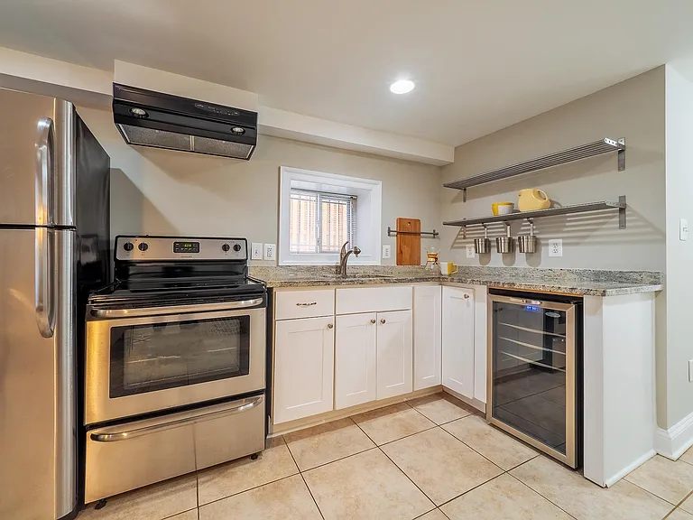 616 Irving St NW #B — Photo 3