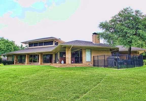 Large fenced dog run on side but invisible fencing around entire back yard