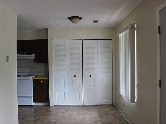 Kitchen Eating Area & Pantry