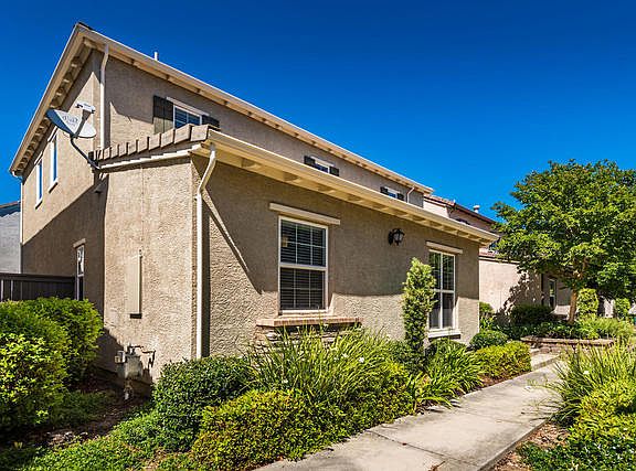 3rd image of 224 Chambord Way