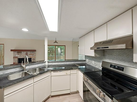 5th image of 94 Villa Way