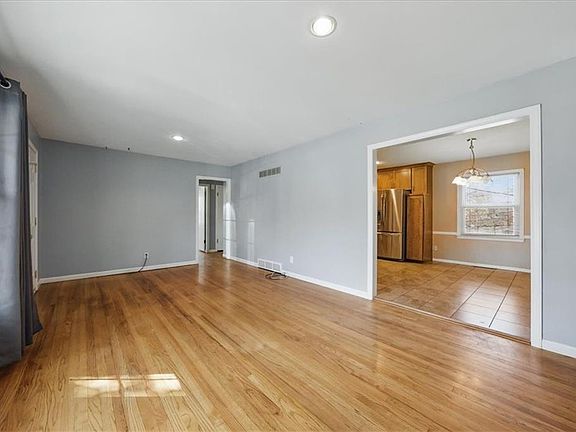 5th image of 8908 Holly St