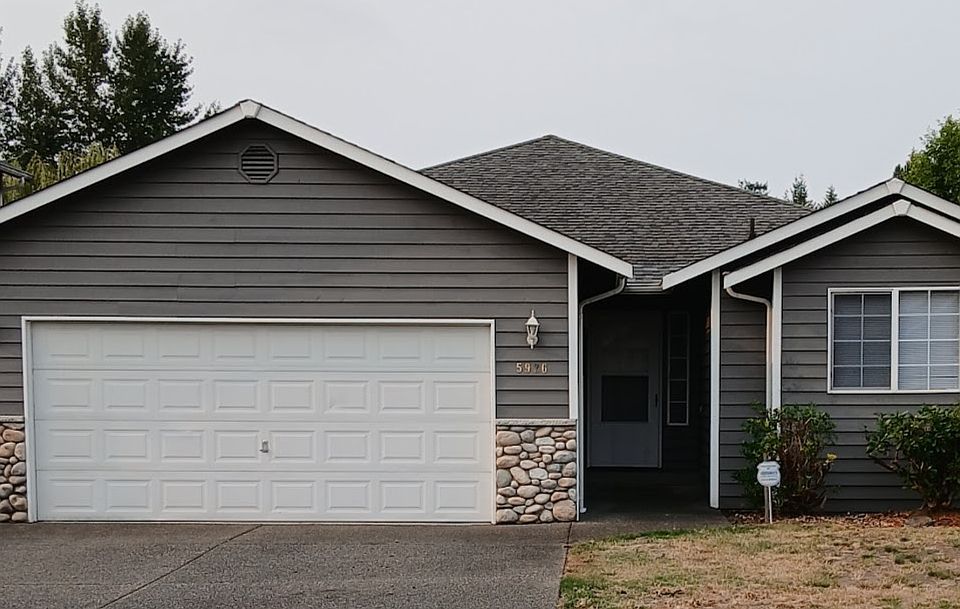 Double car garage, Single story. 
3 bed, 2bath. 
Available Now