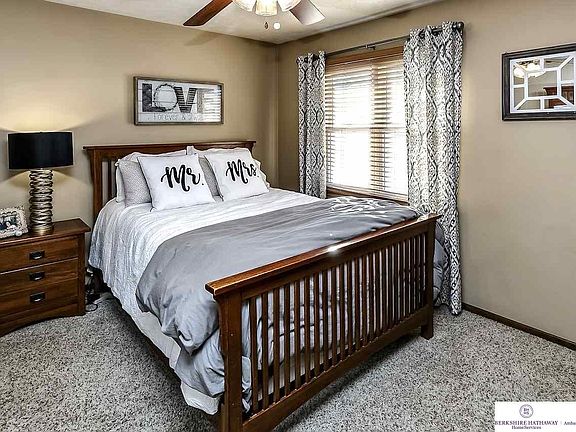 5th image of 4827 Lakeside Dr