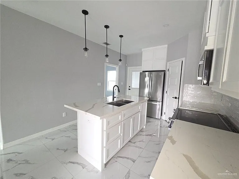 1604 W B St — Photo 3