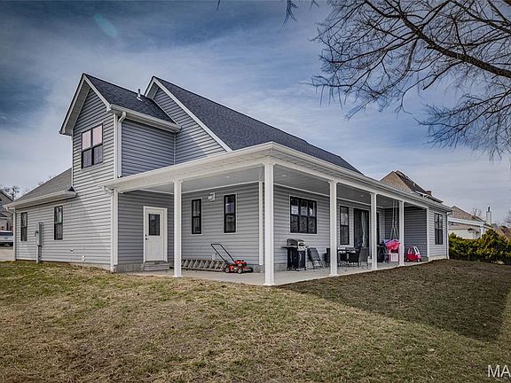 2nd image of 327 Wellington Pl