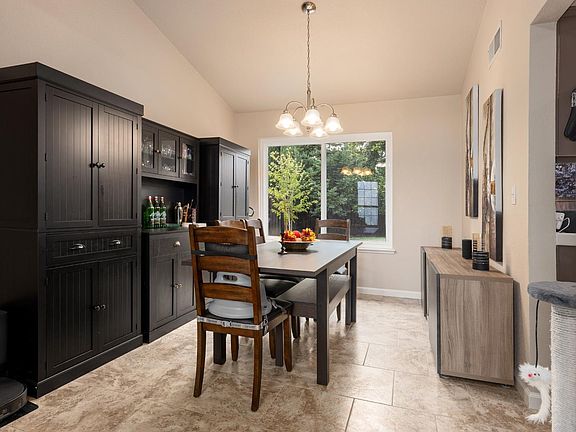 5th image of 927 Arbor Oaks Drive