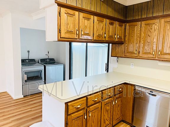 5th image of 1009 Anoka Ave