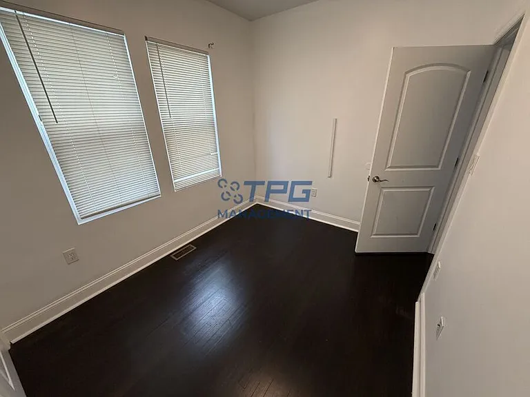 937-939 Pennington St #1R — Photo 7