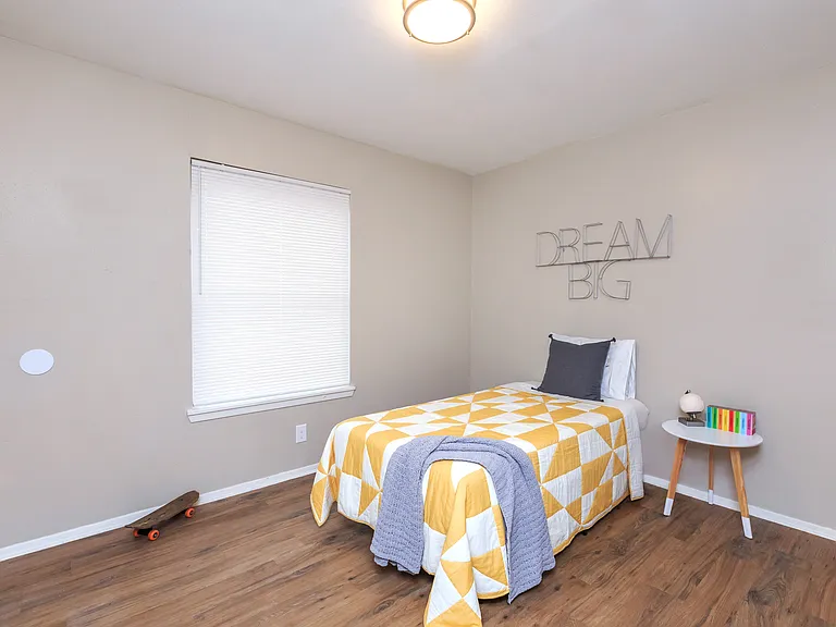 2 Bed / 1 Bath bedroom