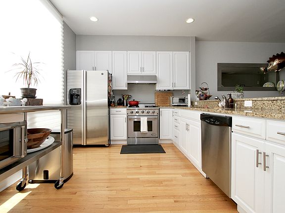 4th image of 660 N Peoria St #B