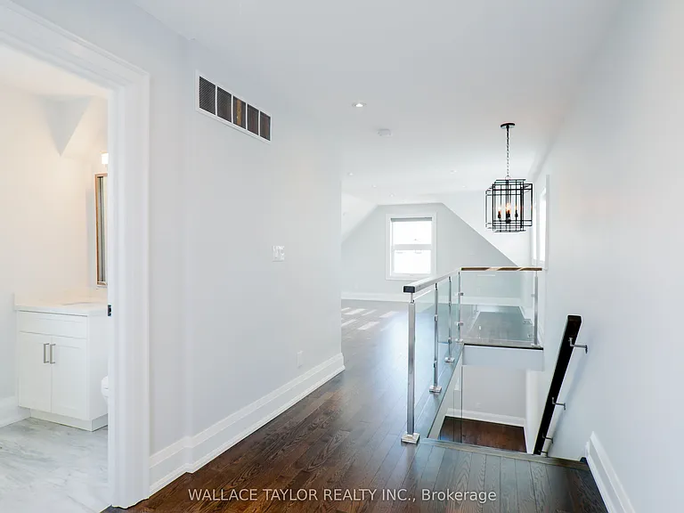 148 Carlaw Ave #UPPER — Photo 14