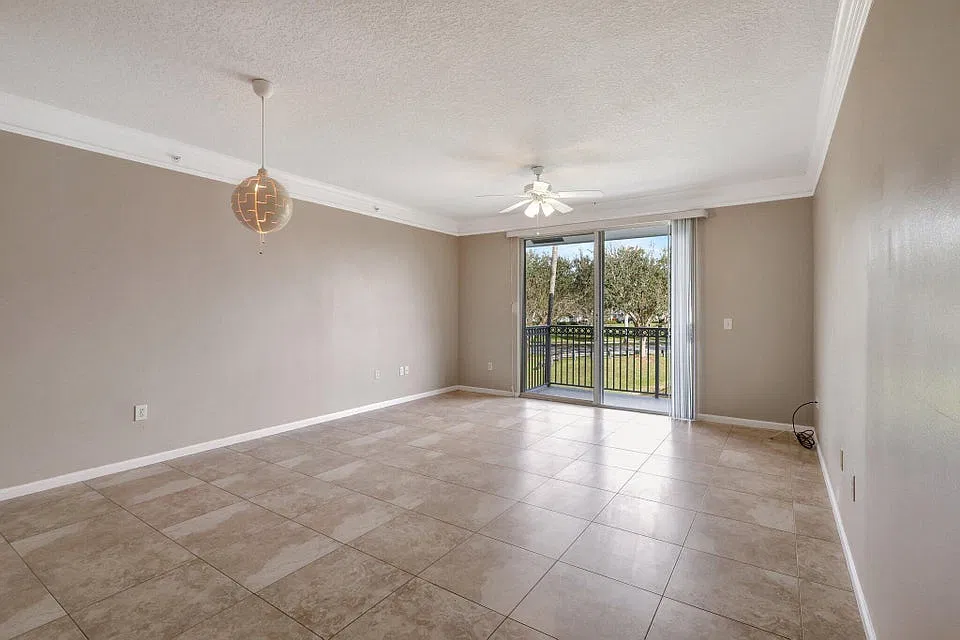 2038 Alta Meadows Ln — Photo 2