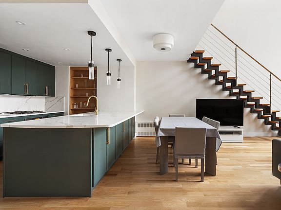 3rd image of 464 W 44th St #Penthouse 6c