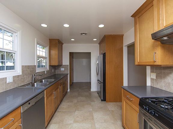 5th image of 360 N Kilkea Dr